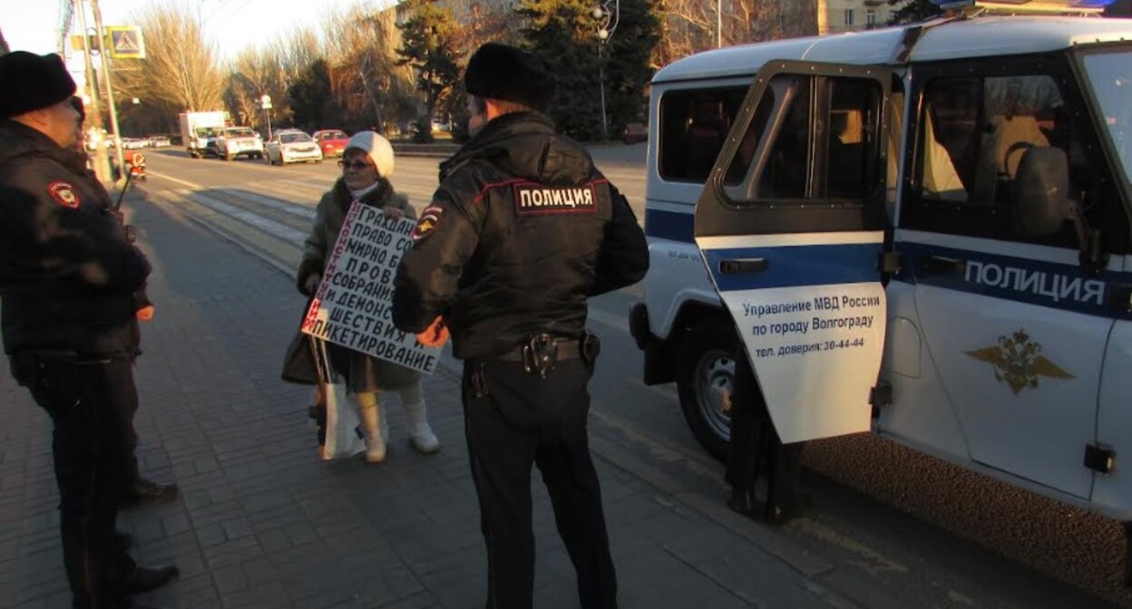 Задержание Галины Тихенко. Волгоград, 12 декабря 2022 года. Фото Вячеслава Ященко для "Кавказского узла". Задержание Галины Тихенко. Волгоград, 12 декабря 2022 года. Фото Вячеслава Ященко для "Кавказского узла".