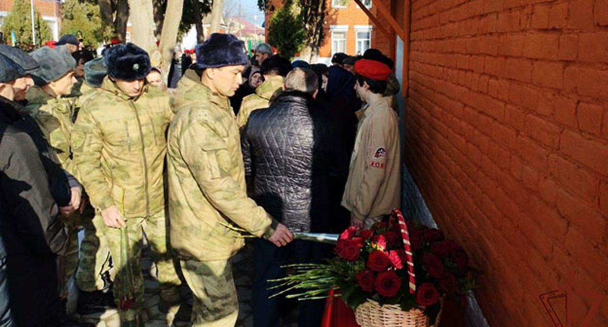 Открытие в Дагестане мемориальной доски в память по погибшему в СВО. Фото: https://rosguard.gov.ru Открытие в Дагестане мемориальной доски в память по погибшему в СВО. Фото: https://rosguard.gov.ru