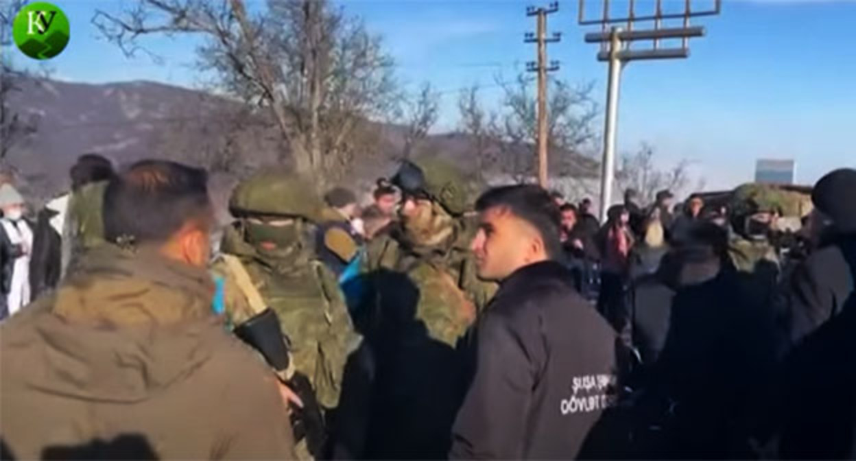 Участники акции перекрыли трассу в Армению. Скриншот "Кавказского узла" https://www.youtube.com/watch?v=Cqv6yvXOLHQ Участники акции перекрыли трассу в Армению. Скриншот "Кавказского узла" https://www.youtube.com/watch?v=Cqv6yvXOLHQ