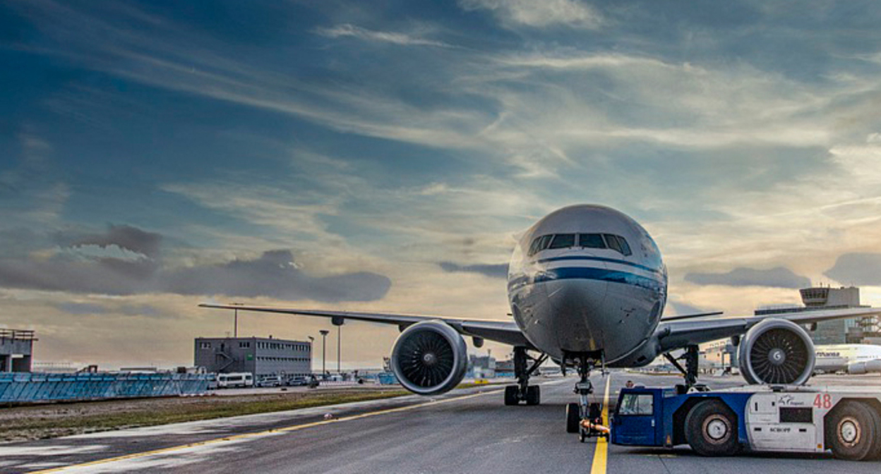 Самолёт на взлетной полосе. Фото https://pixabay.com/photos/airplane-runway-airport-tarmac-4974678/ Самолёт на взлетной полосе. Фото https://pixabay.com/photos/airplane-runway-airport-tarmac-4974678/