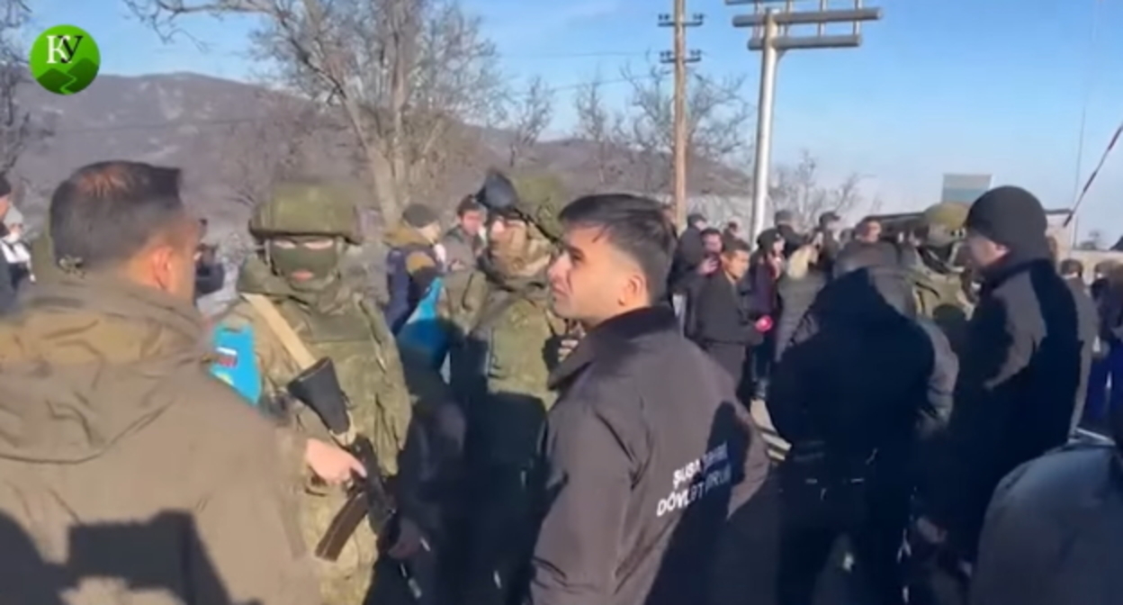 Блокирование Лачинского коридора, стоп-кадр видео "Кавказского узла" https://www.youtube.com/watch?v=Cqv6yvXOLHQ&t=44s, Блокирование Лачинского коридора, стоп-кадр видео "Кавказского узла" https://www.youtube.com/watch?v=Cqv6yvXOLHQ&t=44s,