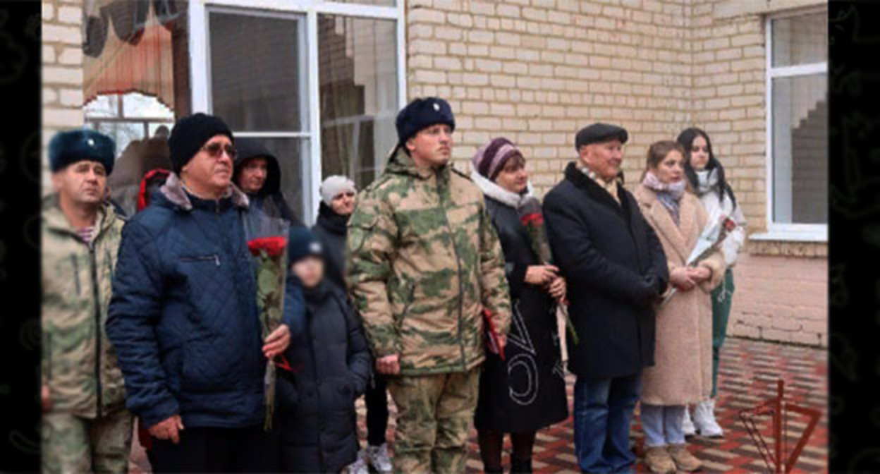 Торжественная церемония открытия мемориальной доски военнослужащему Росгвардии старшему лейтенанту Николаю Лежебокову. Скриншот https://t.me/rosgvard_sko/2310?single Торжественная церемония открытия мемориальной доски военнослужащему Росгвардии старшему лейтенанту Николаю Лежебокову. Скриншот https://t.me/rosgvard_sko/2310?single