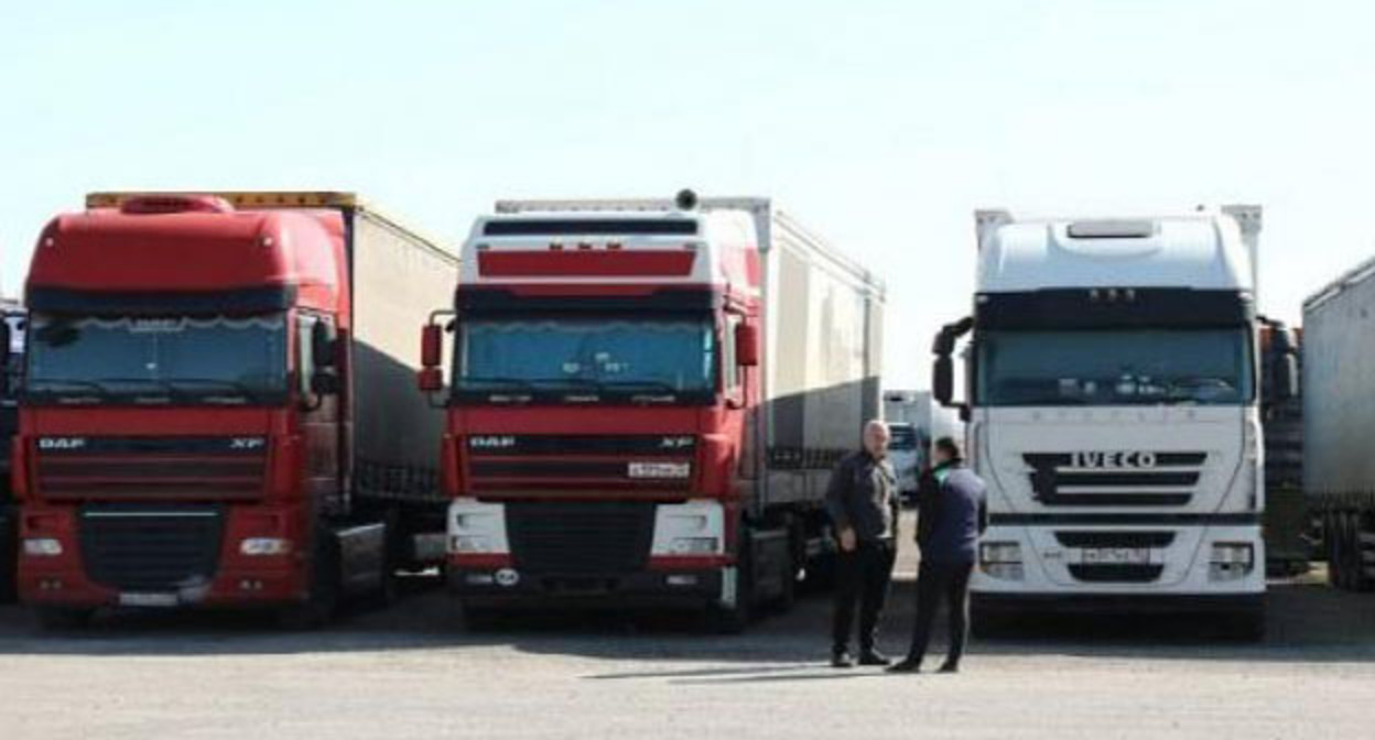 Очередь из грузовиков на Керченской переправе. Фото: admkrai.krasnodar.ru Очередь из грузовиков на Керченской переправе. Фото: admkrai.krasnodar.ru