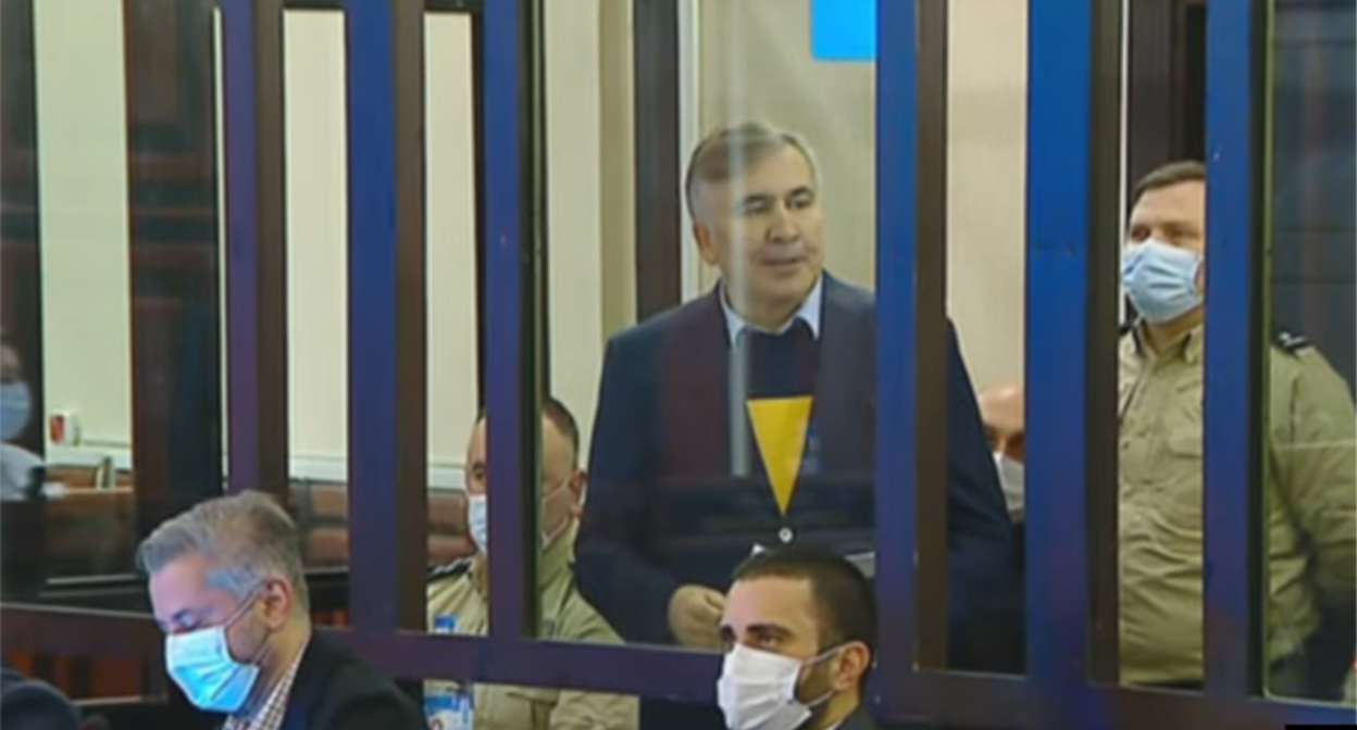 Михаил Саакашвили в зале суда. Скриншот видео youtube.com Михаил Саакашвили в зале суда. Скриншот видео youtube.com