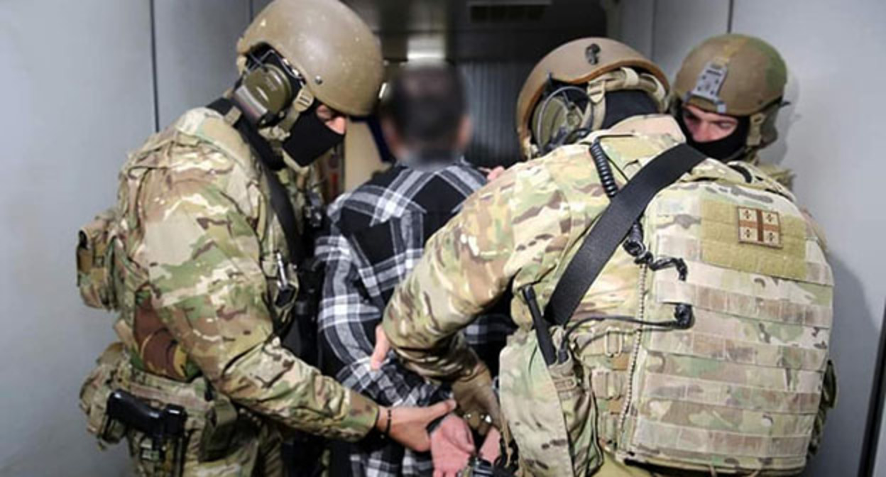 Уроженец Панкисского ущелья Цискара Тохосашвили, известный как Эмир Иса, задержан в аэропорту Тбилиси. Фото https://vesti.az/xeber/v-mire/v-aeroportu-tbilisi-zaderzan-emir-isa-odin-iz-liderov-igil-foto-478156 Уроженец Панкисского ущелья Цискара Тохосашвили, известный как Эмир Иса, задержан в аэропорту Тбилиси. Фото https://vesti.az/xeber/v-mire/v-aeroportu-tbilisi-zaderzan-emir-isa-odin-iz-liderov-igil-foto-478156