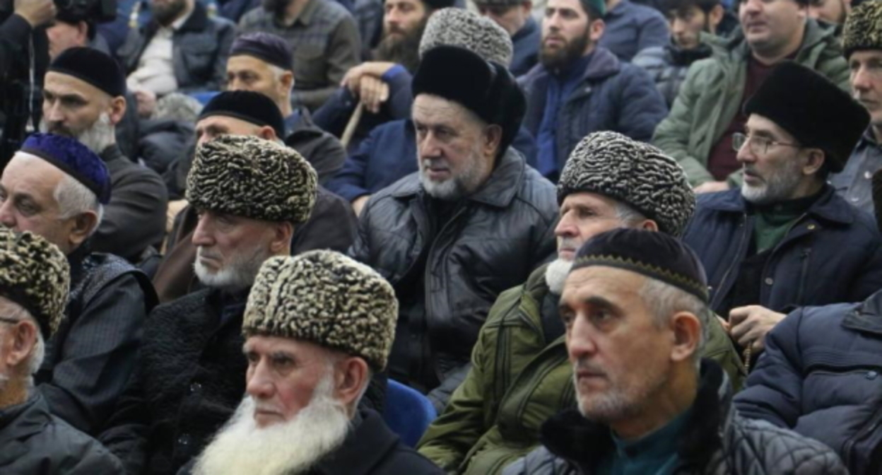 Участники встречи в Урус-Мартане, фото: https://grozny-inform.ru/news/society/146673/ Участники встречи в Урус-Мартане, фото: https://grozny-inform.ru/news/society/146673/
