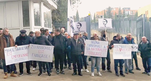 Сторонники Михаила Саакашвили во время акции протеста в Тбилиси. Скриншот публикации на странице https://www.facebook.com/netgazeti/posts/pfbid0j8Cx9kydXy9cgTxBEMwQk7ShPbKFxd5iRDgXxRFkpLLnytmEczTeUFcujbhqHYzUl?__cft__[0]=AZVFya9qb4eekcCJPd824qwXzwppjNxfRt3NNT_xY4Jw4HE2KSOh7sA6USInEm84dPMknyIaJ_1xEEAaujZlz1tbrrXINnFQhpBkYC8XN0Lg4g96WEdFOMfk4zxzpdqruF8crUUXsdM4eCN1FYBiWaEp_N7t81vpYg8O1OnFqKQRbAIdacHUMpZw_eKnfMLdHp0&__tn__=%2CO%2CP-R