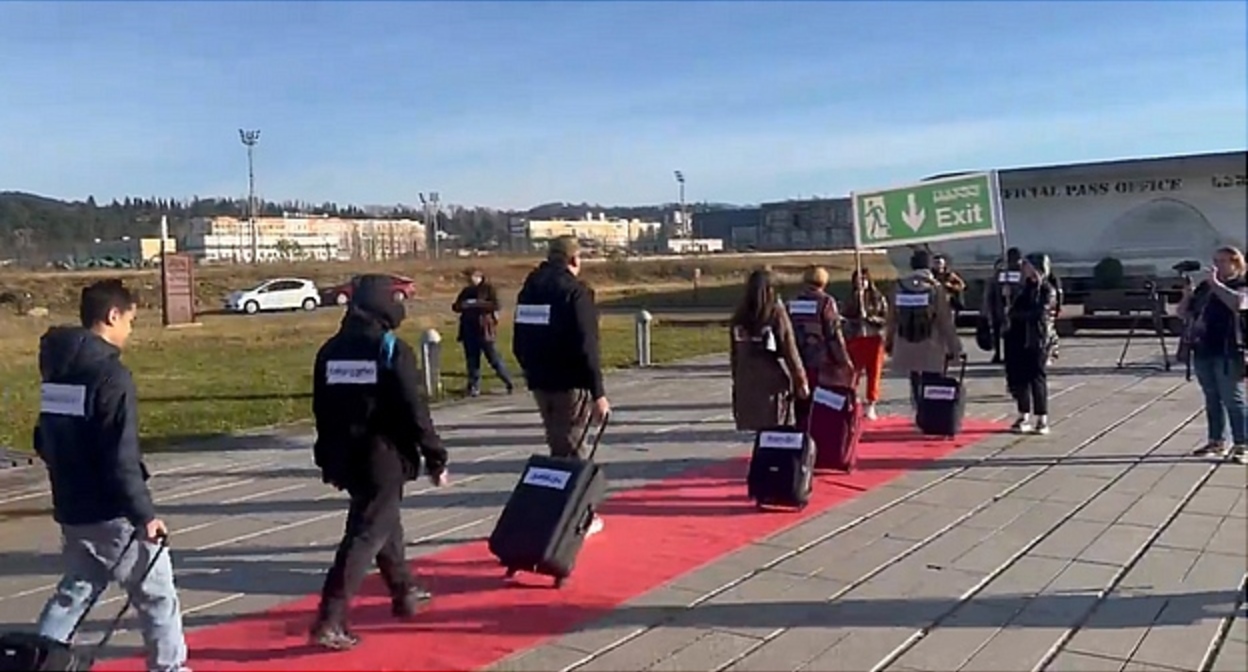 Акция-перформанс в Кутаиси. Кадр видео Info Imereti https://www.facebook.com/infoimereti.com.ge/videos/460718422912112/ Акция-перформанс в Кутаиси. Кадр видео Info Imereti https://www.facebook.com/infoimereti.com.ge/videos/460718422912112/