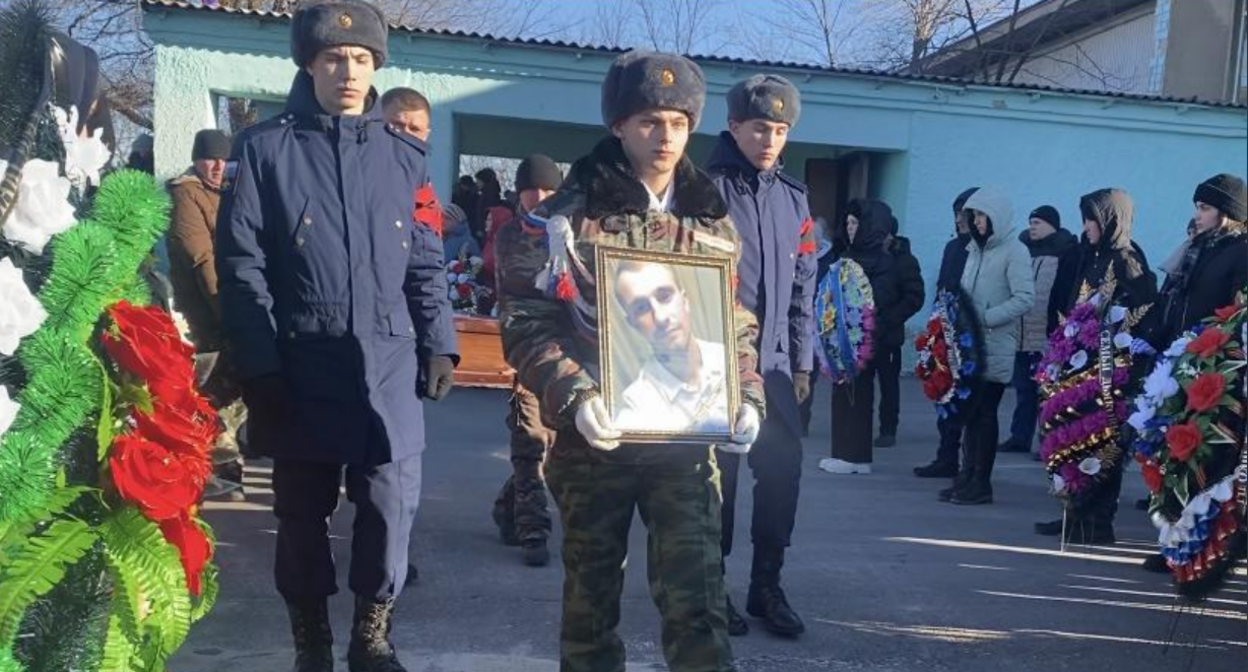 Похороны Максима Зайнуллина. Скриншот фото из тг-канала администрации, https://t.me/kotelnikovo_34/1502 Похороны Максима Зайнуллина. Скриншот фото из тг-канала администрации, https://t.me/kotelnikovo_34/1502