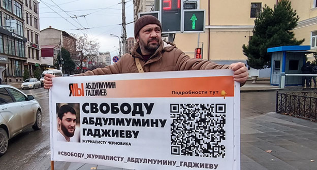 Магди Камалов провел одиночный пикет на пересечении улицы Дахадаева и проспекта Гамзатова. Махачкала, 19 декабря 2022 г. Фото корреспондентов "Кавказского узла" Магди Камалов провел одиночный пикет на пересечении улицы Дахадаева и проспекта Гамзатова. Махачкала, 19 декабря 2022 г. Фото корреспондентов "Кавказского узла"