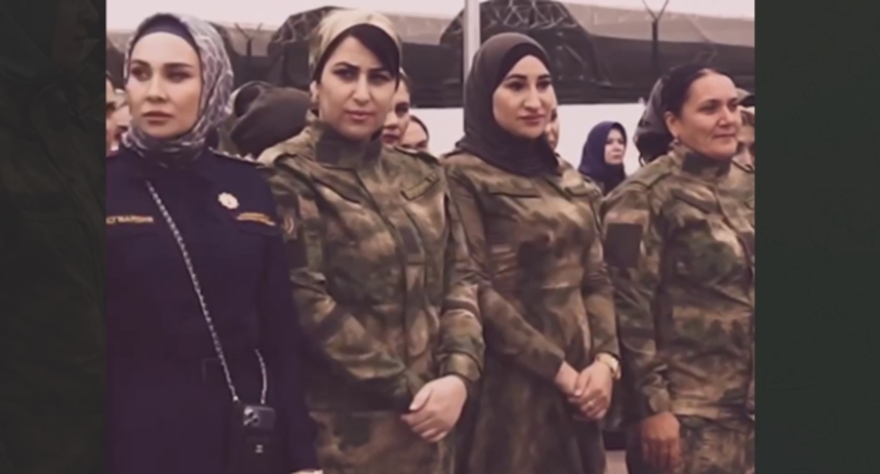 Чеченские женщины-военнослужащие, стоп-кадр видео https://t.me/akhmeddudaev/1297 Чеченские женщины-военнослужащие, стоп-кадр видео https://t.me/akhmeddudaev/1297