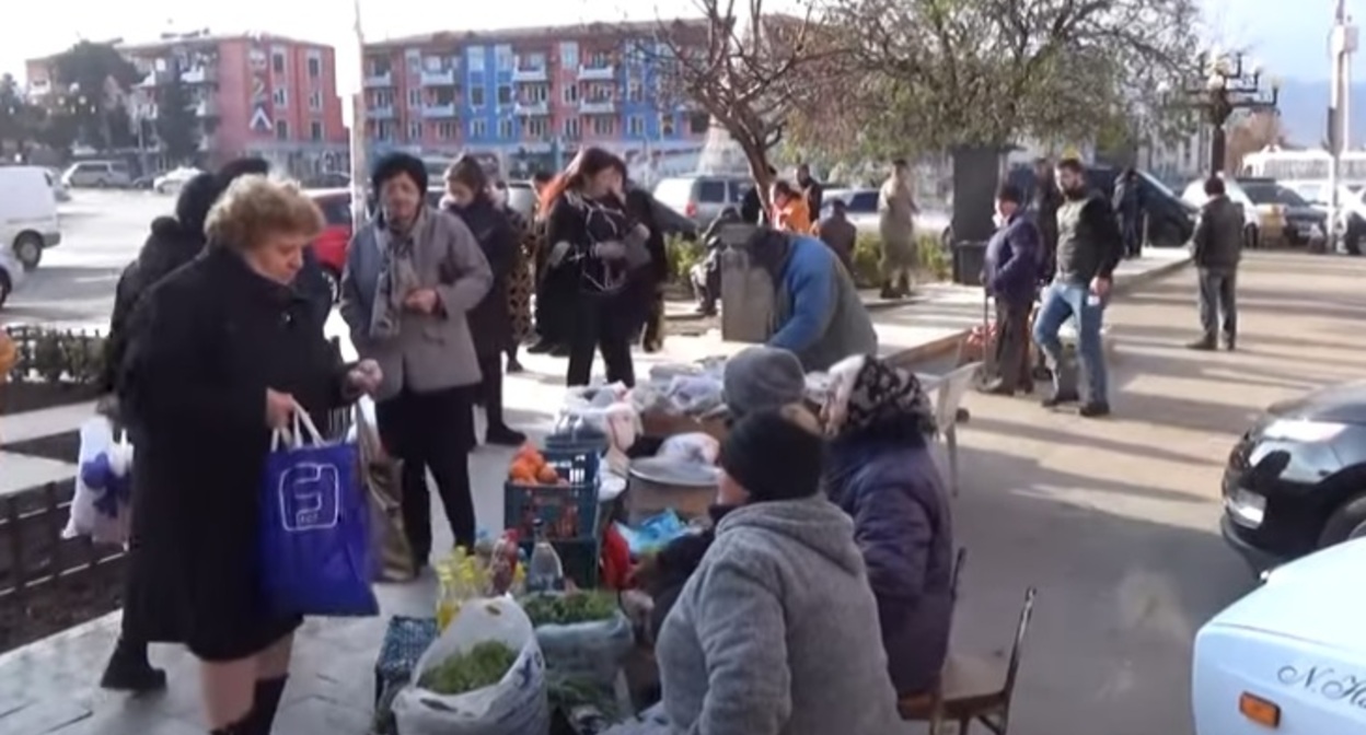 На улицах Степанакерта. Скриншот с видео "Кавказского узла" https://www.youtube.com/watch?v=FXtXPoz-Xwk На улицах Степанакерта. Скриншот с видео "Кавказского узла" https://www.youtube.com/watch?v=FXtXPoz-Xwk
