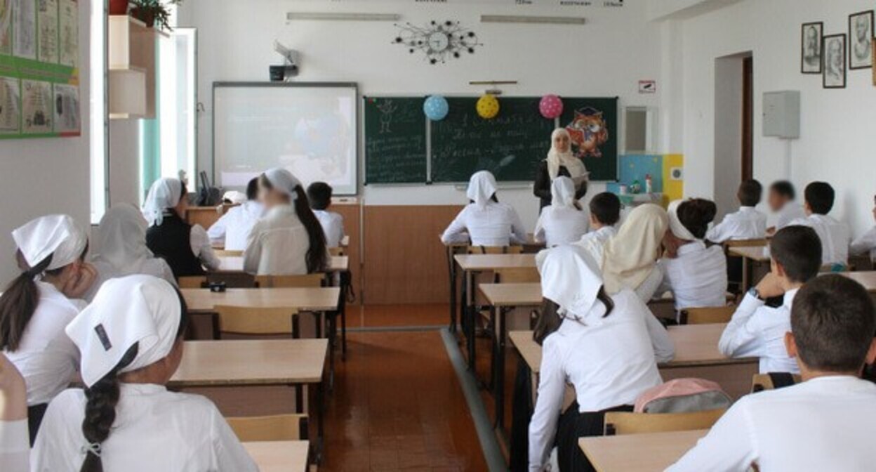 Урок в чеченской школе. Фото: https://onf.ru/2018/09/04/v-shkolah-chechni-po-iniciative-narodnogo-fronta-proshla-akciya-urok-rossii/ © onf.ru Урок в чеченской школе. Фото: https://onf.ru/2018/09/04/v-shkolah-chechni-po-iniciative-narodnogo-fronta-proshla-akciya-urok-rossii/ © onf.ru