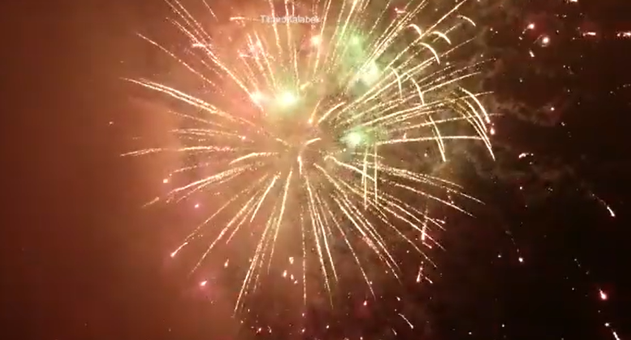 Новогодний фейерверк в Нальчике 1 января 2019 года. Скриншот видео с YouTube-канале AmazingKBR, https://www.youtube.com/watch?v=tnu25KKImKs Новогодний фейерверк в Нальчике 1 января 2019 года. Скриншот видео с YouTube-канале AmazingKBR, https://www.youtube.com/watch?v=tnu25KKImKs