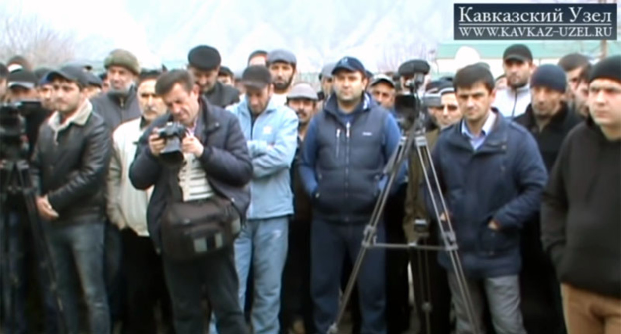 Сход жителей села Ирганай. Стопкадр из видео на странице https://www.youtube.com/watch?v=aIbW-mNGJBM Сход жителей села Ирганай. Стопкадр из видео на странице https://www.youtube.com/watch?v=aIbW-mNGJBM