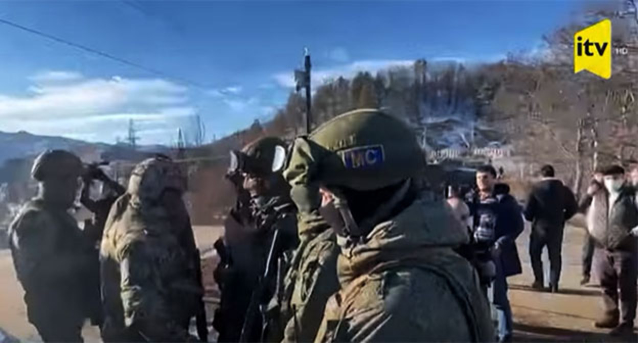 Миротворцы во время акции протеста в Нагорном Карабахе. Скриншот видео "Кавказского узла" https://www.youtube.com/watch?v=Cqv6yvXOLHQ Миротворцы во время акции протеста в Нагорном Карабахе. Скриншот видео "Кавказского узла" https://www.youtube.com/watch?v=Cqv6yvXOLHQ