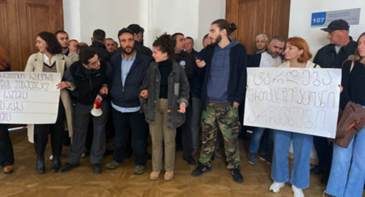 Студенты Тбилисского государственного университета. Октябрь 2022 г. Фото: https://www.newsgeorgia.ge/v-tbilisskom-gosuniversitete-protestujut-protiv-vyborov-rektora-s-uchastiem-odnogo-kandidata/ Студенты Тбилисского государственного университета. Октябрь 2022 г. Фото: https://www.newsgeorgia.ge/v-tbilisskom-gosuniversitete-protestujut-protiv-vyborov-rektora-s-uchastiem-odnogo-kandidata/