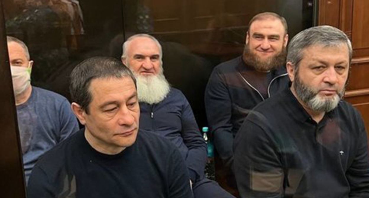 Рауф Арашуков (на заднем плане справа) и Рауль Арашуков (на заднем плане в центре) в зале суда. Фото: t.me/moscowcourts
