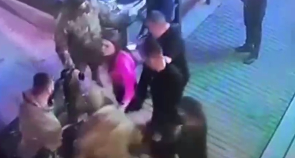 Избиение посетителя ресторана. Кадр видео, опубликованного в телеграм-канале "Грамоты Ярослава" https://t.me/gramotyyaroslava/15755 Избиение посетителя ресторана. Кадр видео, опубликованного в телеграм-канале "Грамоты Ярослава" https://t.me/gramotyyaroslava/15755