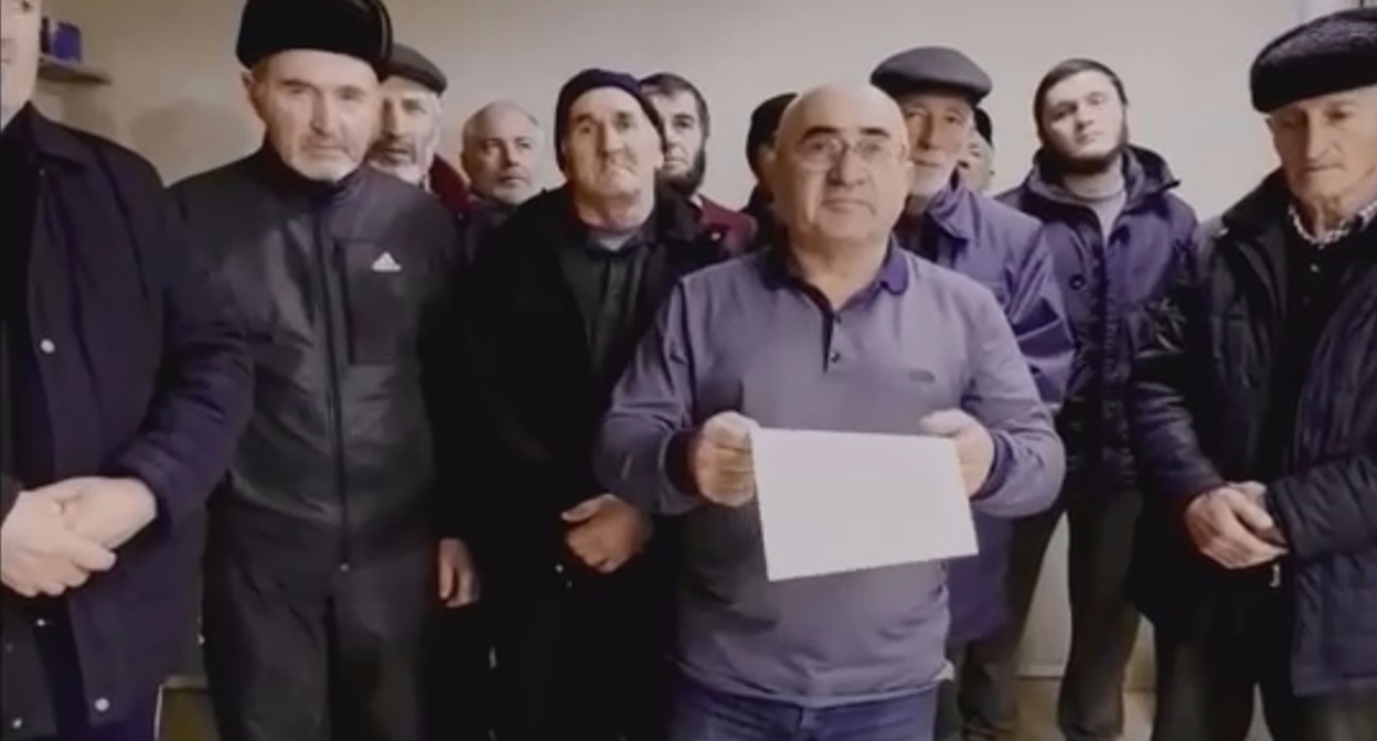 Кадр видеообращения жителей села Ахатлы к главе Дагестана https://t.me/khadulaev/2547 Кадр видеообращения жителей села Ахатлы к главе Дагестана https://t.me/khadulaev/2547