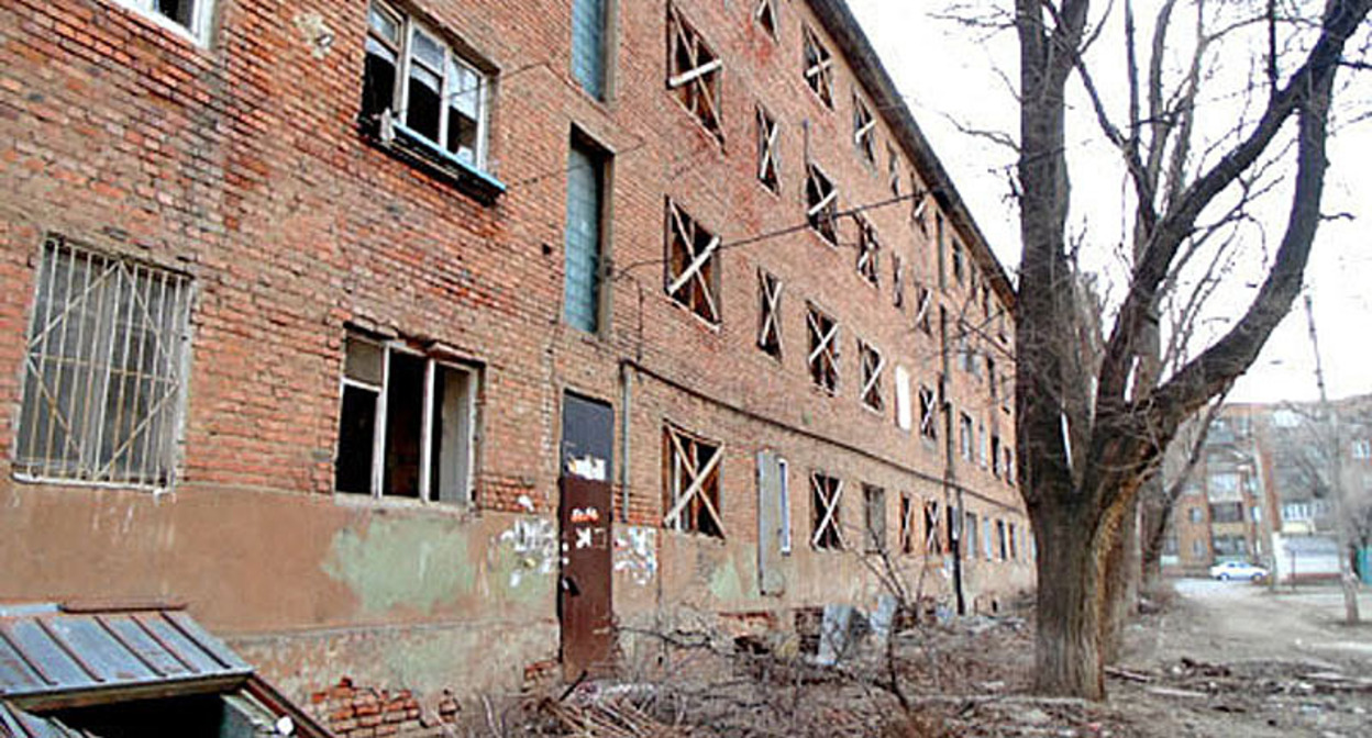 Аварийный многоквартирный дом в Астрахани. Фото Елены Гребенюк для "Кавказского узла" Аварийный многоквартирный дом в Астрахани. Фото Елены Гребенюк для "Кавказского узла"