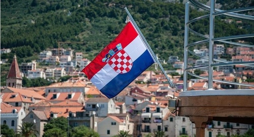 Флаг Хорватии. Фото: TURIZM.RU https://www.turizm.ru/news/croatia/novye_pravila_khorvatiya_pustit_v_stranu_tolko_posle_polucheniya_razresheniya_ot_politsii/