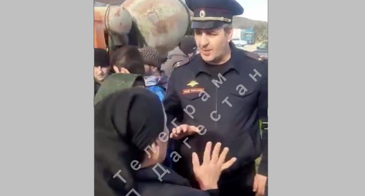 Протестующие в Каякенте спорят с офицером полиции. Кадр видео телеграм-канала "ЧП Дагестан/Новости Дагестана" https://t.me/chp_Dagestan1/1082 Протестующие в Каякенте спорят с офицером полиции. Кадр видео телеграм-канала "ЧП Дагестан/Новости Дагестана" https://t.me/chp_Dagestan1/1082