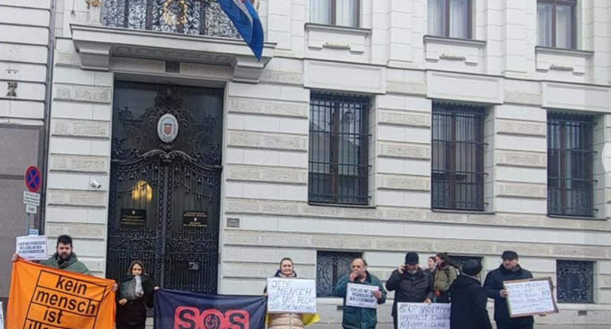 Акция у посольства Хорватии в Вене. Скриншот фото, опубликованного на странице в Facebook (деятельность компании Meta (владеет Facebook, Instagram и WhatsApp) в связи с экстремистской деятельностью) Kid Pex, https://www.facebook.com/photo?fbid=712656476887792&set=pcb.712656663554440 Акция у посольства Хорватии в Вене. Скриншот фото, опубликованного на странице в Facebook (деятельность компании Meta (владеет Facebook, Instagram и WhatsApp) в связи с экстремистской деятельностью) Kid Pex, https://www.facebook.com/photo?fbid=712656476887792&set=pcb.712656663554440