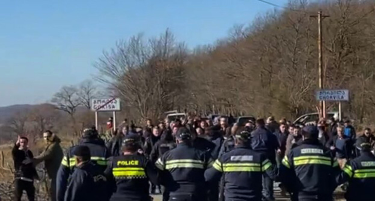 Столкновение сторонников Саакашвили и сельчан в Чорвиле. Фото https://sova.news/2023/01/04/v-rodnom-sele-ivanishvili-proizoshlo-protivostoyanie-mezhdu-storonnikami-i-protivnikami-saakashvili/ Столкновение сторонников Саакашвили и сельчан в Чорвиле. Фото https://sova.news/2023/01/04/v-rodnom-sele-ivanishvili-proizoshlo-protivostoyanie-mezhdu-storonnikami-i-protivnikami-saakashvili/