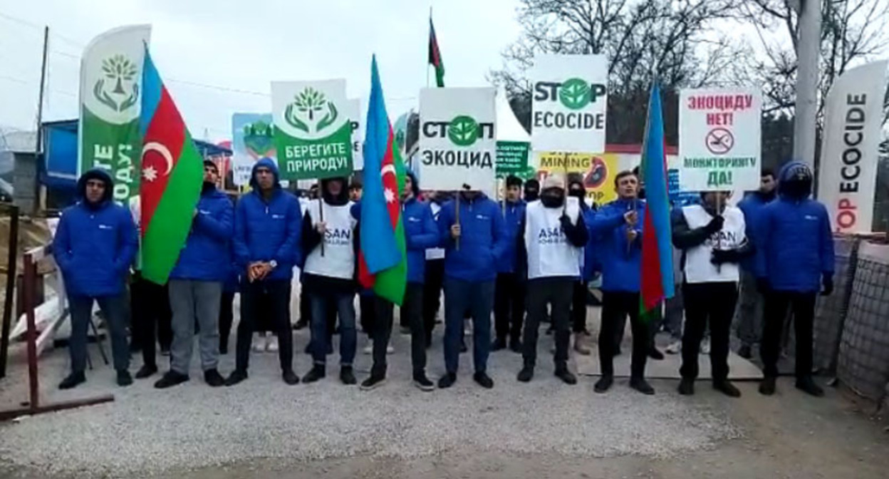 Акция протеста в Лачинском коридоре. Стоп-кадр из видео https://apa.az/ru/sotsium/protesty-na-doroge-xankendi-lacin-prodolzayutsya-25-i-den-foto-video-505857 Акция протеста в Лачинском коридоре. Стоп-кадр из видео https://apa.az/ru/sotsium/protesty-na-doroge-xankendi-lacin-prodolzayutsya-25-i-den-foto-video-505857