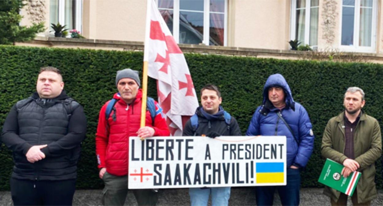 Участники акции в поддержку Михаила Саакашвили. Франция, 4 января 2022 г. Фото: https://www.kavkazr.com Участники акции в поддержку Михаила Саакашвили. Франция, 4 января 2022 г. Фото: https://www.kavkazr.com