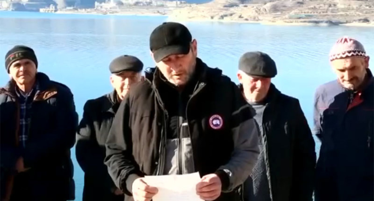 Кадр из видеообращения жителей Чиркея против строительства рыбных хозяйств на Чиркейском водохранилище. Стоп-кадр из видео https://vk.com/wall-74219800_1730972 Кадр из видеообращения жителей Чиркея против строительства рыбных хозяйств на Чиркейском водохранилище. Стоп-кадр из видео https://vk.com/wall-74219800_1730972