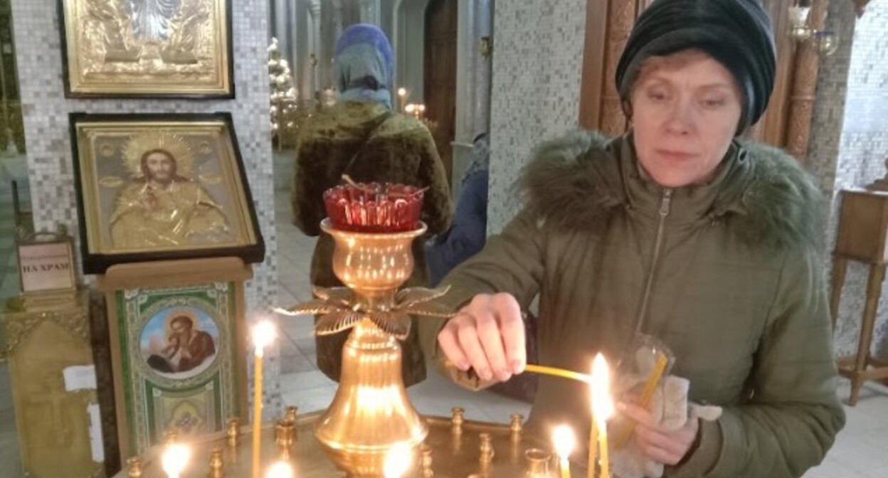 Жительница Волгограда в храме на Рождество. Фото Вячеслава Ященко для "Кавказского узла". Жительница Волгограда в храме на Рождество. Фото Вячеслава Ященко для "Кавказского узла".