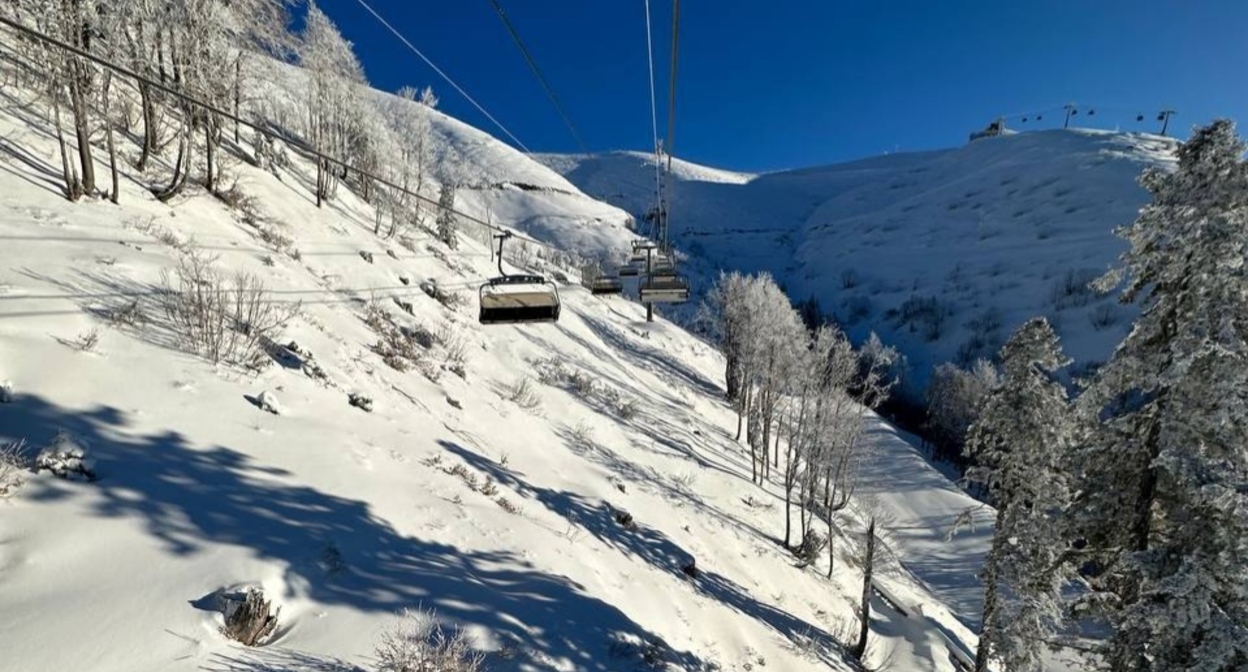 Горнолыжный курорт "Роза Хутор". Фото: пресс-служба курорта https://t.me/rosakhutoralerts/7133 Горнолыжный курорт "Роза Хутор". Фото: пресс-служба курорта https://t.me/rosakhutoralerts/7133