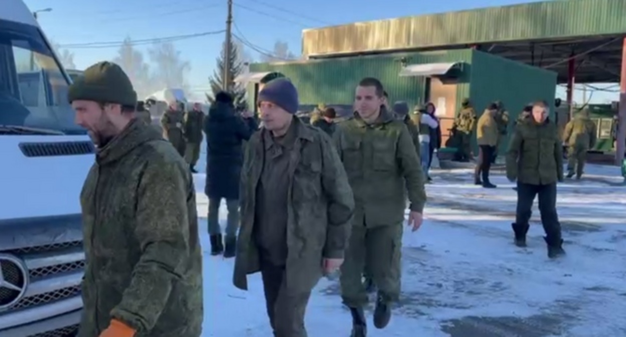 Возвращение пленных. 8 января 2023 года. Кадр видео, опубликованного в телеграм-канале Шамсаила Саралиева https://t.me/saraliev/1003 Возвращение пленных. 8 января 2023 года. Кадр видео, опубликованного в телеграм-канале Шамсаила Саралиева https://t.me/saraliev/1003