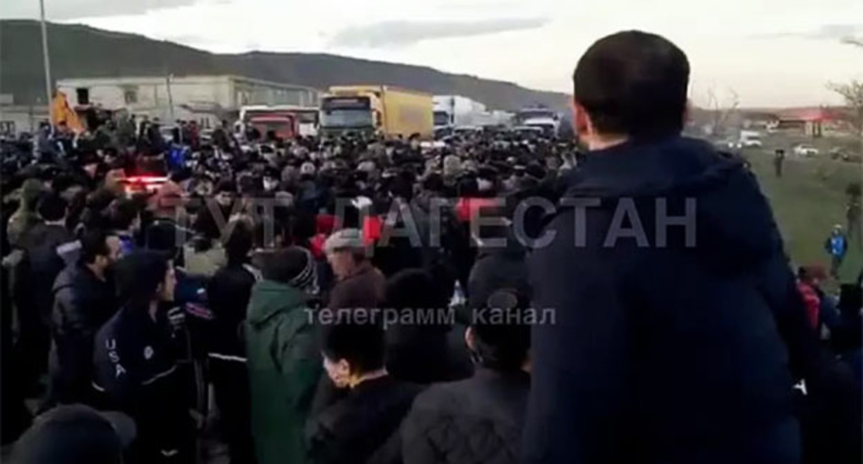 Близкие убитого в драке 19-летнего Магомед-Али Султанова провели сход. Ноябрь 2022 г. Скриншот видео Телеграм-канала "Тут Дагестан" Близкие убитого в драке 19-летнего Магомед-Али Султанова провели сход. Ноябрь 2022 г. Скриншот видео Телеграм-канала "Тут Дагестан"