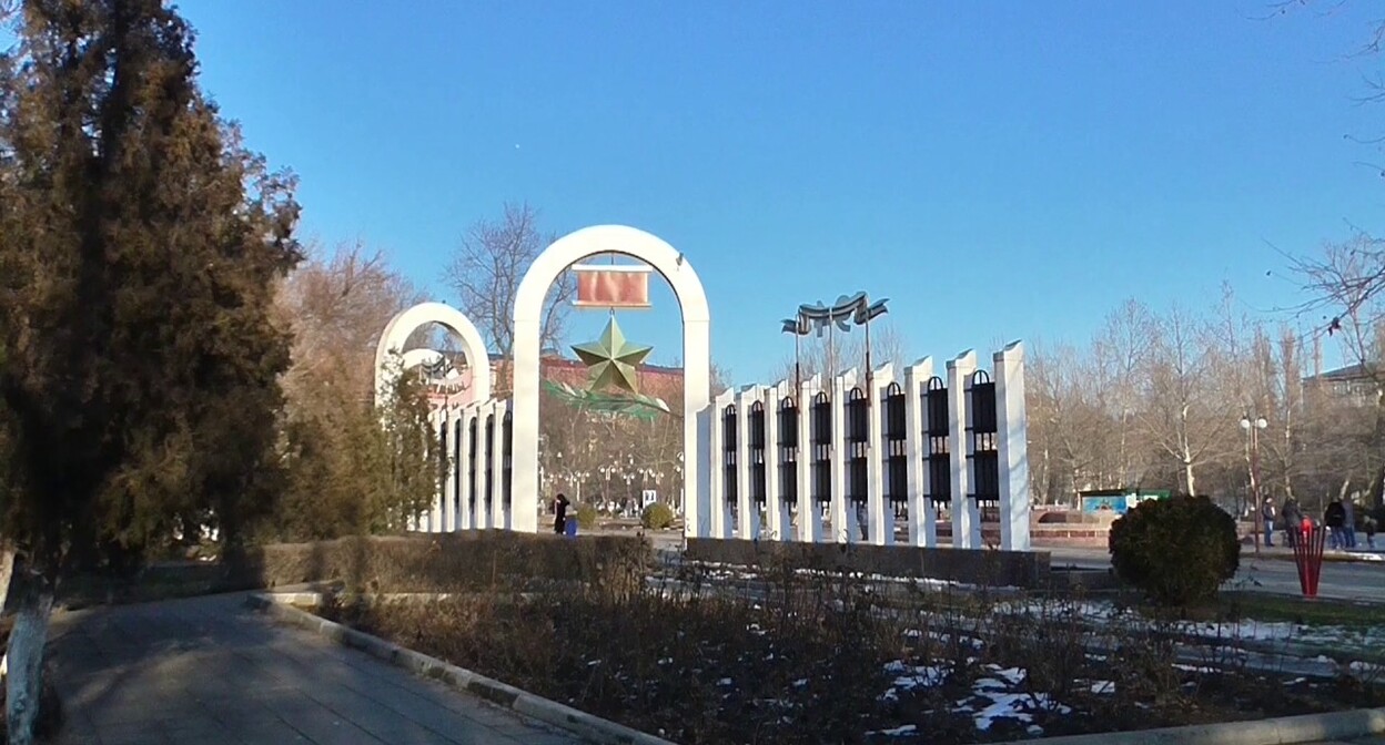 Парк Ленинского комсомола в Махачкале. Скриншот видео https://www.youtube.com/watch?v=Wz1F2vBGFA4 Парк Ленинского комсомола в Махачкале. Скриншот видео https://www.youtube.com/watch?v=Wz1F2vBGFA4