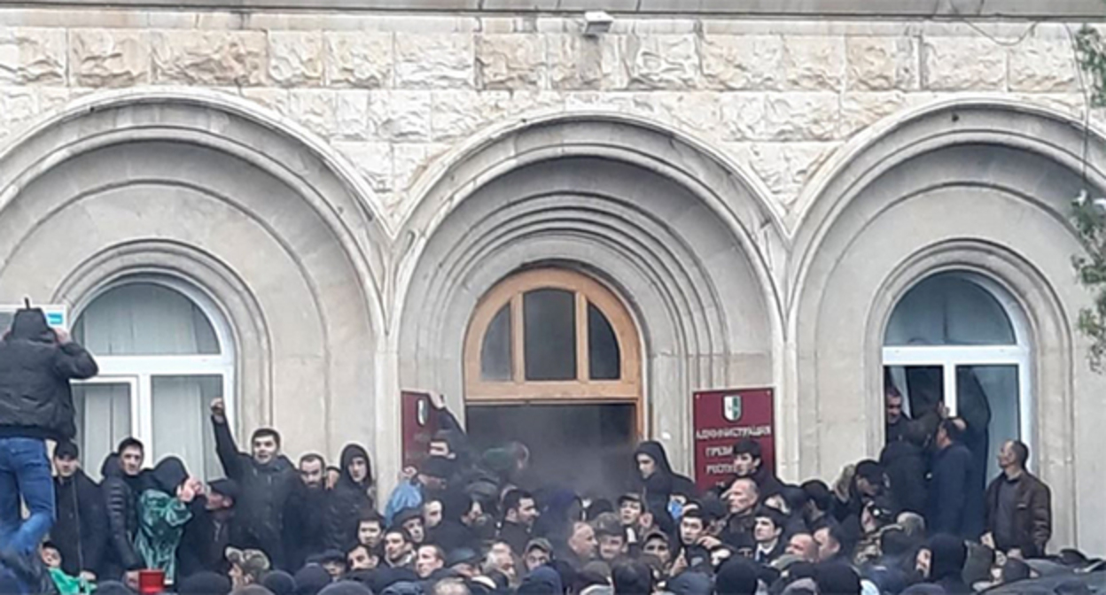 Люди собрались у здания администрации президента. Январь 2020 г. Фото: https://www.bbc.com Люди собрались у здания администрации президента. Январь 2020 г. Фото: https://www.bbc.com