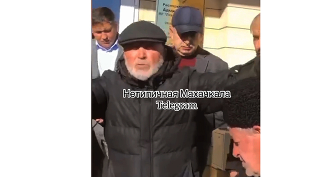 Жители Левашинского района на сходе у районной администрации. Скриншот видео https://t.me/official_atypical/8499 Жители Левашинского района на сходе у районной администрации. Скриншот видео https://t.me/official_atypical/8499