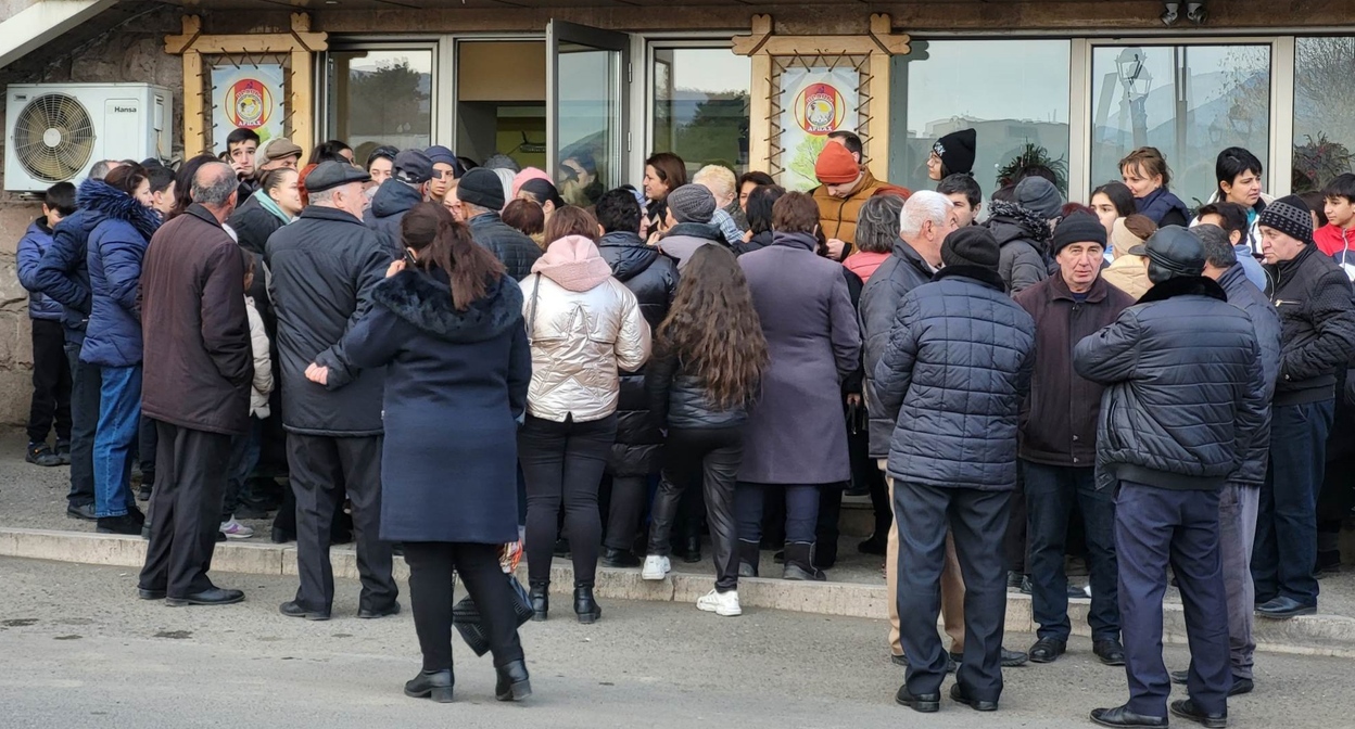 Очередь за яйцами в Степанакерте. 13 января 2023 года. Фото Алвард Григорян для "Кавказского узла". Очередь за яйцами в Степанакерте. 13 января 2023 года. Фото Алвард Григорян для "Кавказского узла".