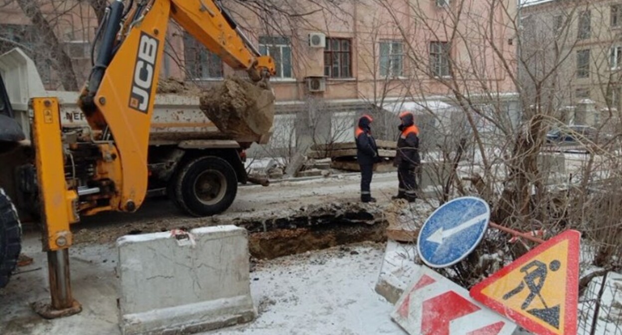 Ликвидация последствий коммунальной аварии около дома в Центральном районе Волгограда. 14 января 2023 года. Фото Вячеслава Ященко для "Кавказского узла". Ликвидация последствий коммунальной аварии около дома в Центральном районе Волгограда. 14 января 2023 года. Фото Вячеслава Ященко для "Кавказского узла".