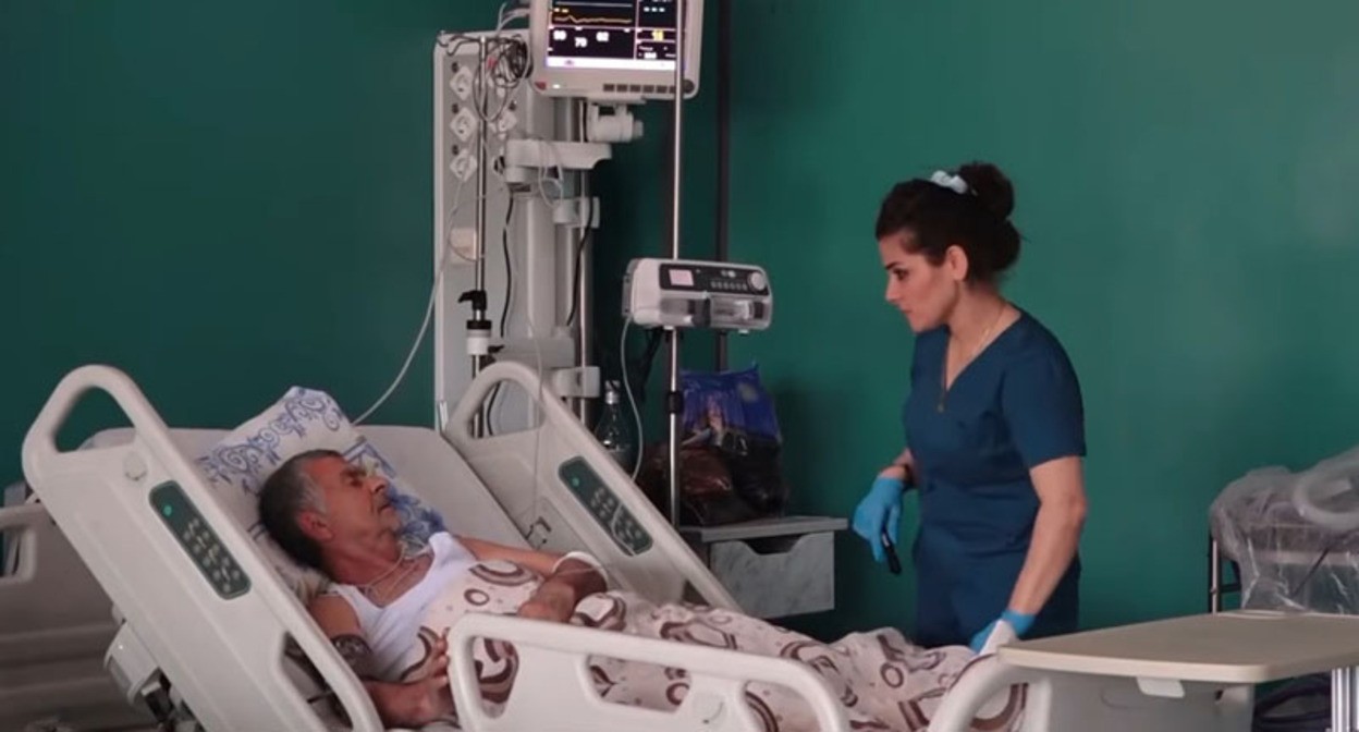 Врач и пациент в карабахской больнице. Стопкадр из видео https://www.youtube.com/watch?v=3Rm3F0IBATk Врач и пациент в карабахской больнице. Стопкадр из видео https://www.youtube.com/watch?v=3Rm3F0IBATk