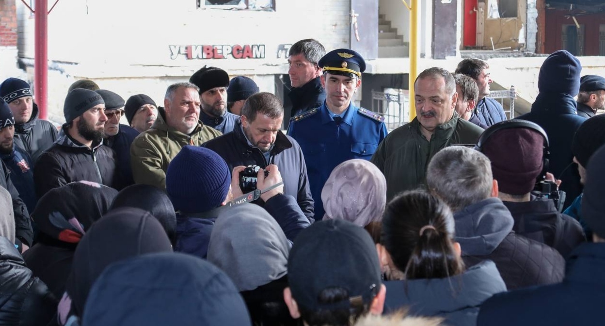 Жители Хасавюрта на встрече с Сергеем Меликовым. Фото из телеграм-канала главы Дагестана https://t.me/melikov05/761 Жители Хасавюрта на встрече с Сергеем Меликовым. Фото из телеграм-канала главы Дагестана https://t.me/melikov05/761