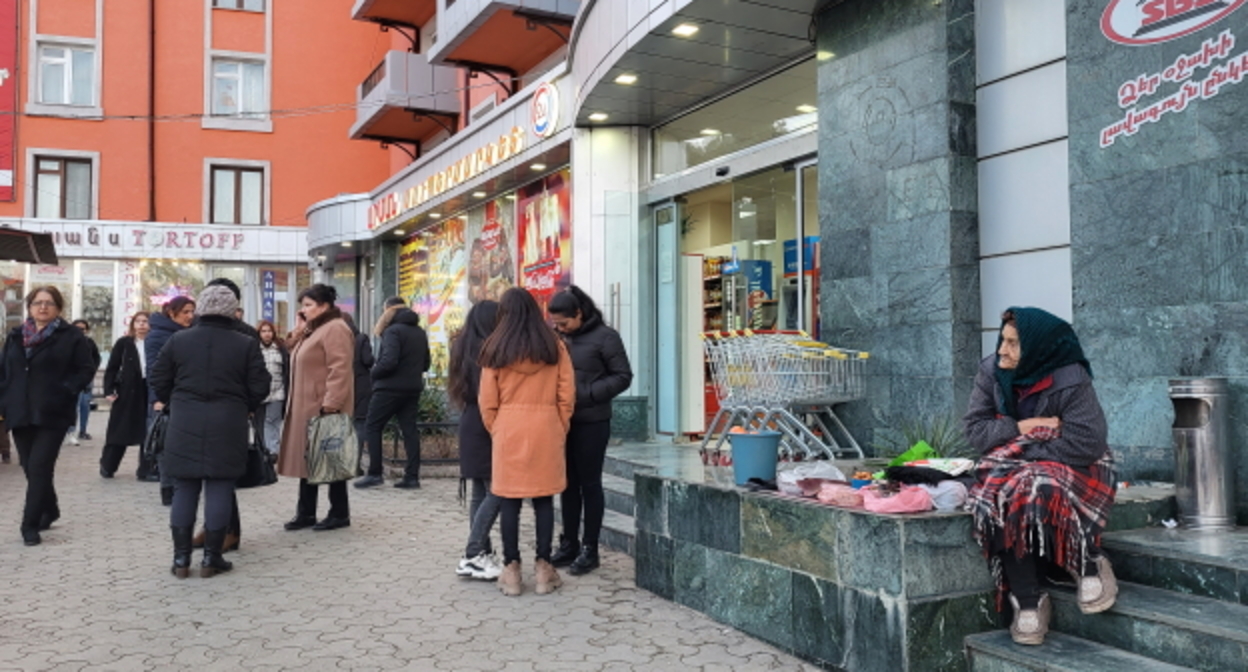 Жители Степанакерта, фото Алвард Григорян для "Кавказского узла" Жители Степанакерта, фото Алвард Григорян для "Кавказского узла"