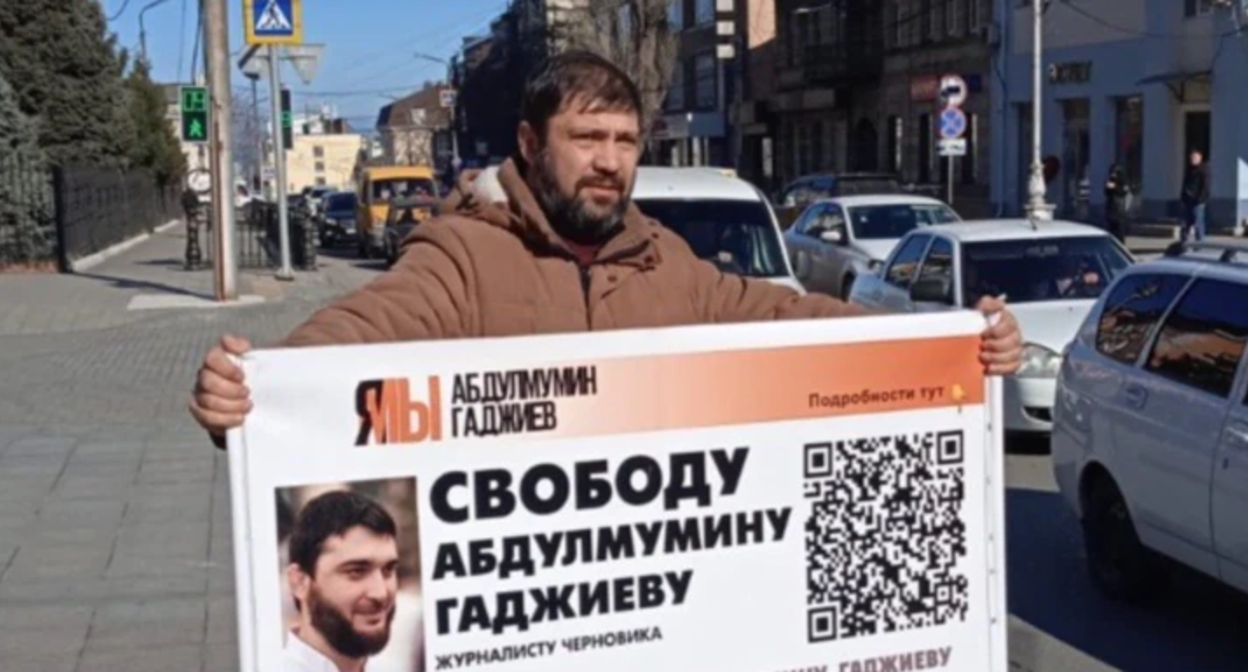 Идрис Юсупов проводит пикет в поддержку политзаключённых. Махачкала, 12 сентября 2022 года. Фото https://chernovik.net/news/neskolko-zhurnalistov-proveli-odinochnye-pikety-v-makhachkale Идрис Юсупов проводит пикет в поддержку политзаключённых. Махачкала, 12 сентября 2022 года. Фото https://chernovik.net/news/neskolko-zhurnalistov-proveli-odinochnye-pikety-v-makhachkale