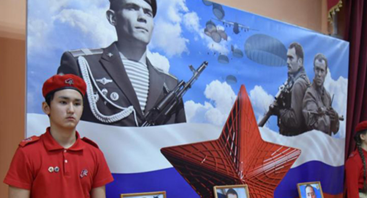 В школе №27, расположенной в микрорайоне Бабаевского в Астрахани, состоялось торжественное открытие Парты Героя Асхату Айсагалиеву. Фото https://www.astrgorod.ru/ В школе №27, расположенной в микрорайоне Бабаевского в Астрахани, состоялось торжественное открытие Парты Героя Асхату Айсагалиеву. Фото https://www.astrgorod.ru/