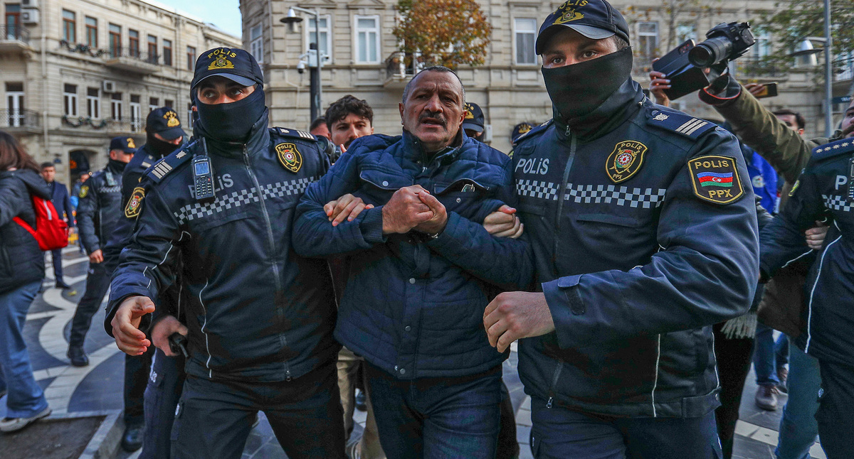 Тофиг Ягублу (в центре) во время задержания. Фото Азиза Каримова для "Кавказского узла" Тофиг Ягублу (в центре) во время задержания. Фото Азиза Каримова для "Кавказского узла"