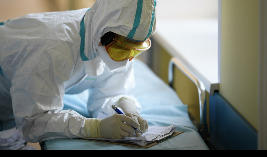 Медицинский работник. Фото: https://coronavirus-monitor.info