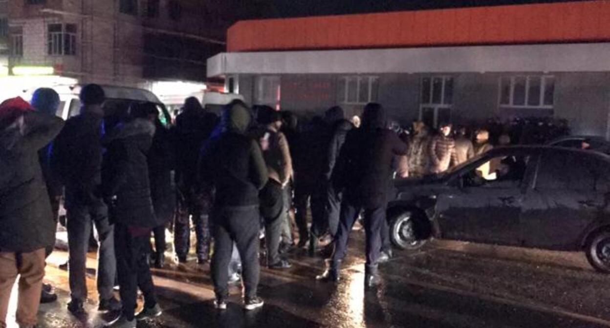 Жители поселка под Махачкалой перекрыли трассу из-за электричества. Фото: chernovik.net https://svtv.org/news/2023-01-13/zhitieli-posiolka/ Жители поселка под Махачкалой перекрыли трассу из-за электричества. Фото: chernovik.net https://svtv.org/news/2023-01-13/zhitieli-posiolka/