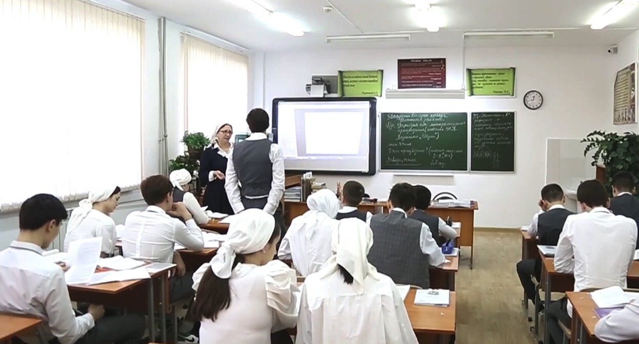 Ученики в чеченской школе. Кадр видео
"Чечня сегодня" https://www.youtube.com/watch?v=iRUX2WWMY3E Ученики в чеченской школе. Кадр видео
"Чечня сегодня" https://www.youtube.com/watch?v=iRUX2WWMY3E
